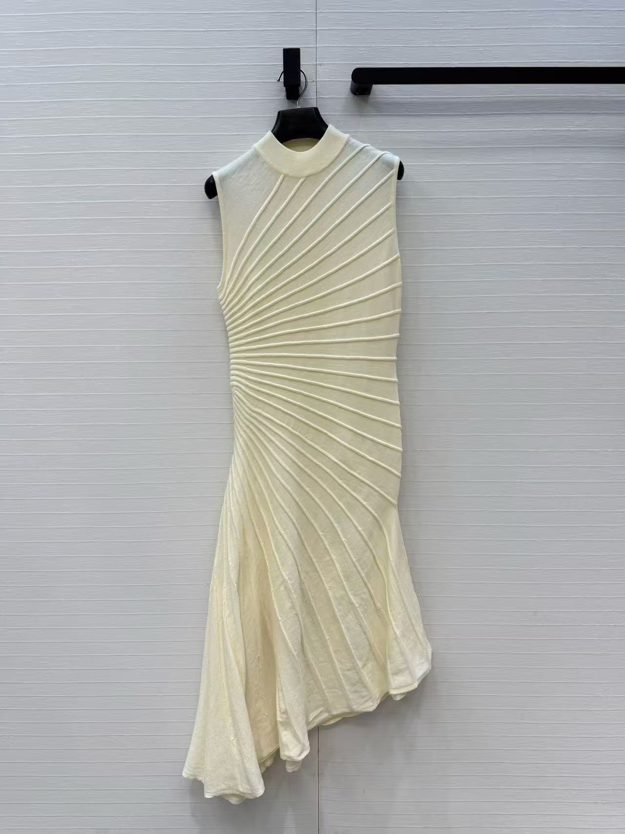 Women Formal Wear Designers - 無地でクールで洗練されたイレギュラーウールプリーツデザインのフィットドレス。パーティーやフォーマルなイブニングウェアに最適なニットドレス。