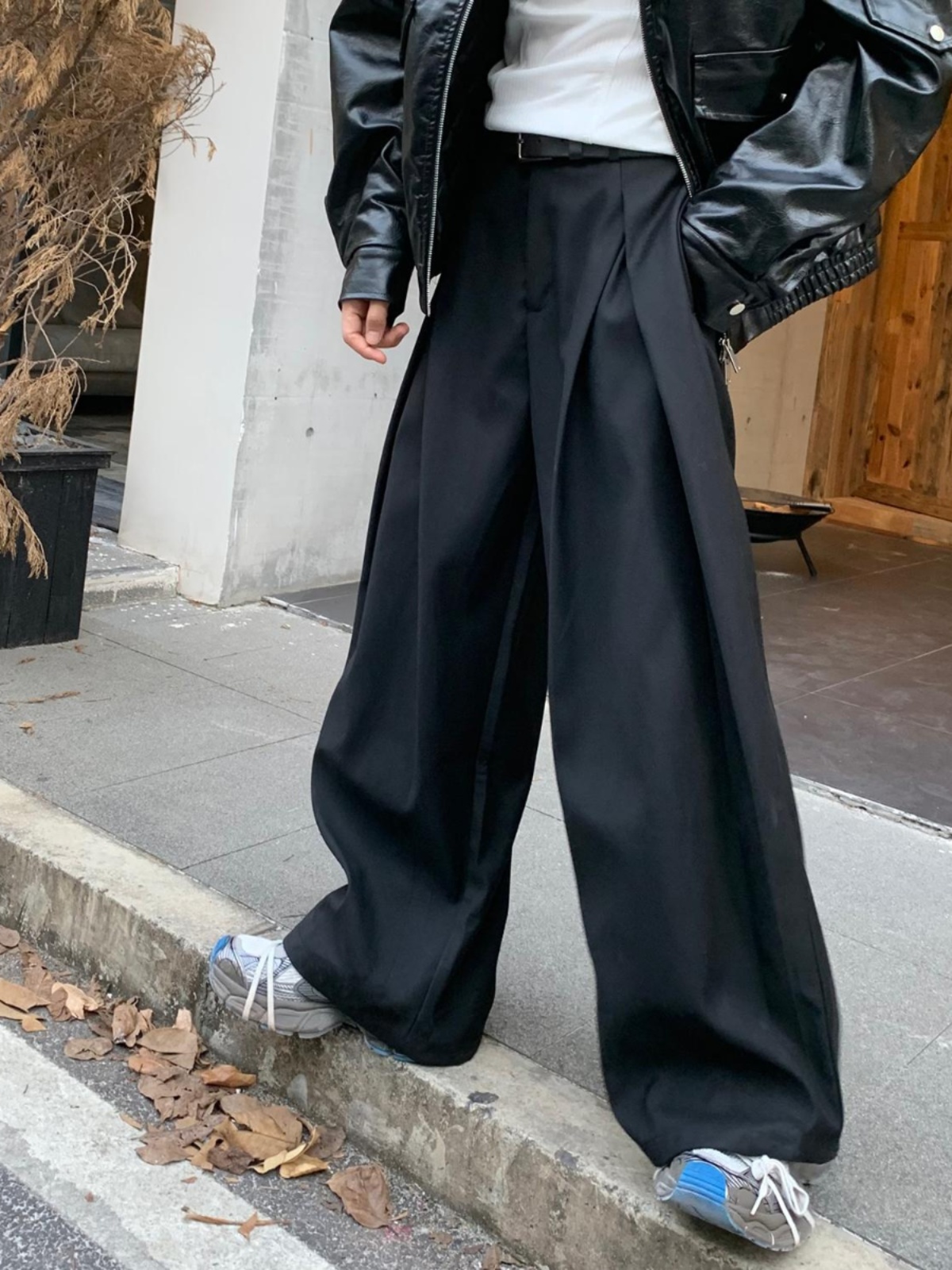 韓国スタイルのデコンストラクト3D仕立てメンズカジュアルパン - Tailored Trouser Wide のレビューと価格