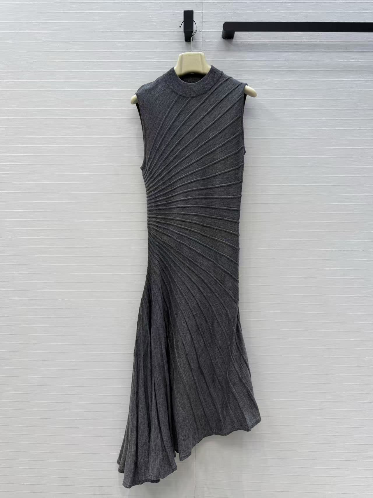 無地でクールで洗練されたイレギュラーウールプリーツデザインの - Women Formal Wear Designers のレビューと価格
