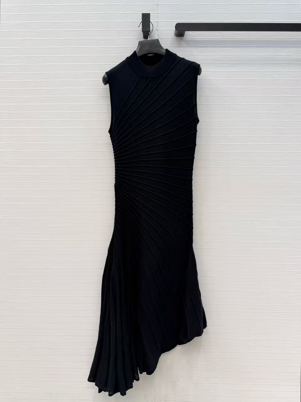 無地でクールで洗練されたイレギュラーウールプリーツデザインの - Women Formal Wear Designers のレビューと価格