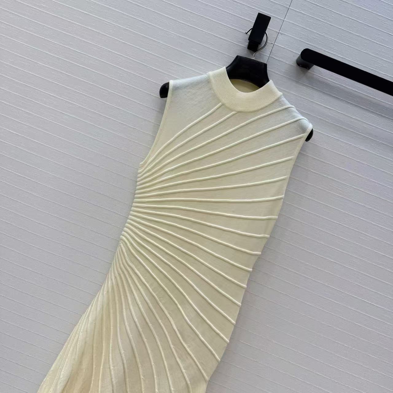 無地でクールで洗練されたイレギュラーウールプリーツデザインの - Women Formal Wear Designers のレビューと価格